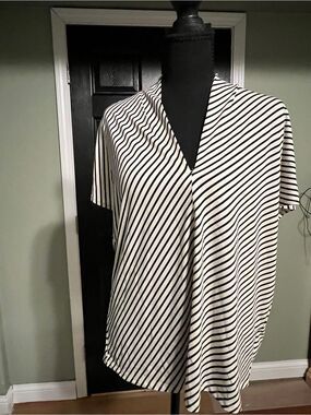 H&M Black & White Diagonal Stripe V-Neck Short Sleeve Top